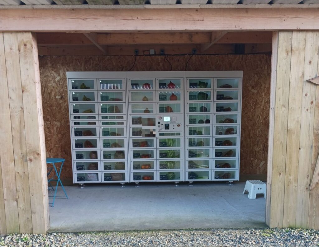 Distributeur automatique Tooprè de légumes sous l’abri d’une ferme maraîchère