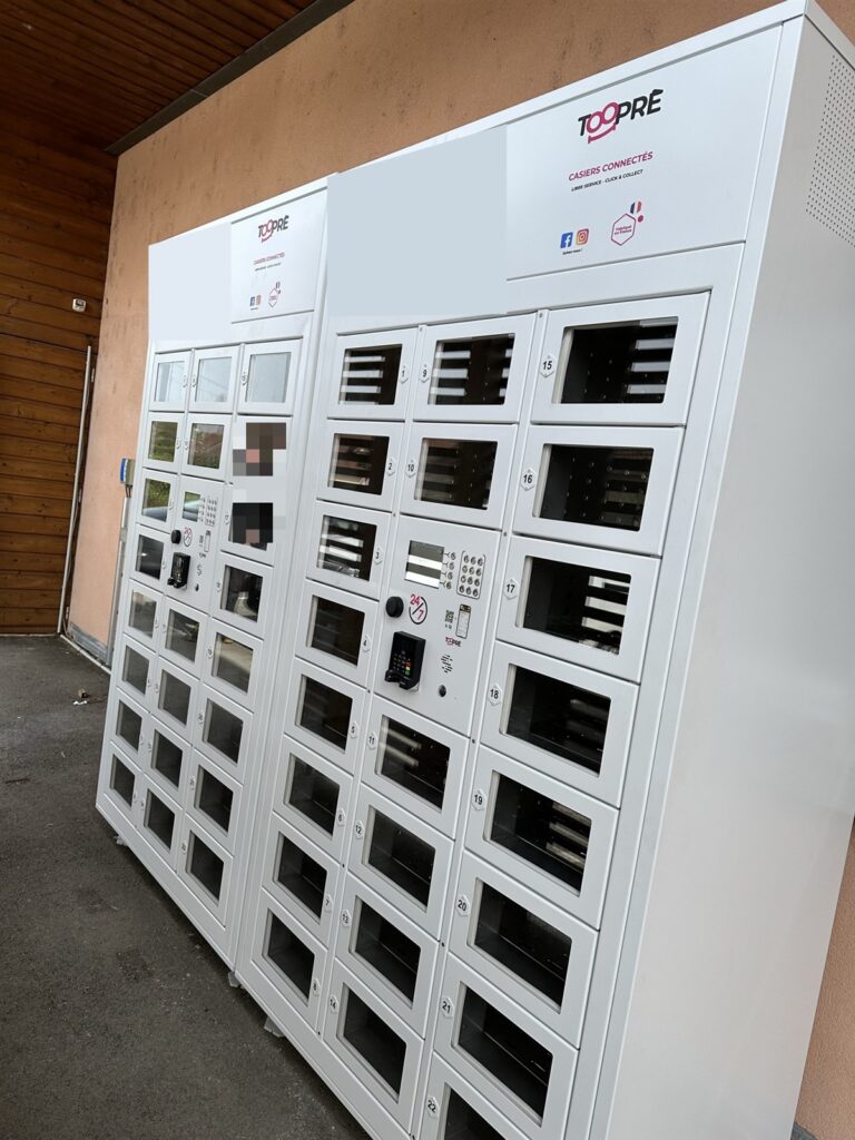 Deux modules réfrigérés Tooprè sous le préau d’une fromagerie