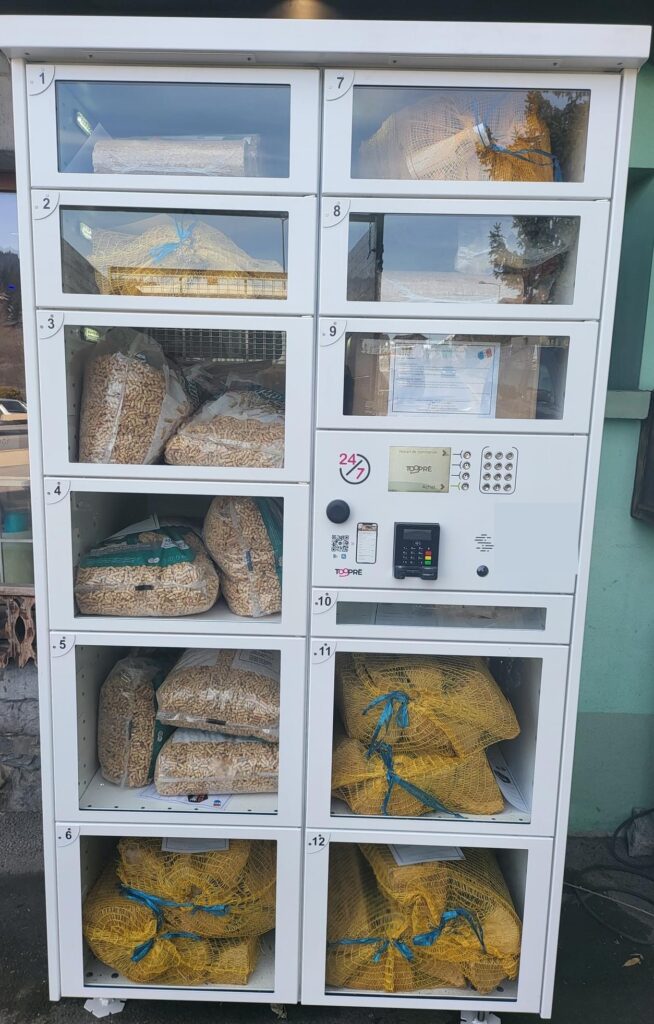 Distributeur automatique Tooprè rempli de sacs de pellets et de bûches