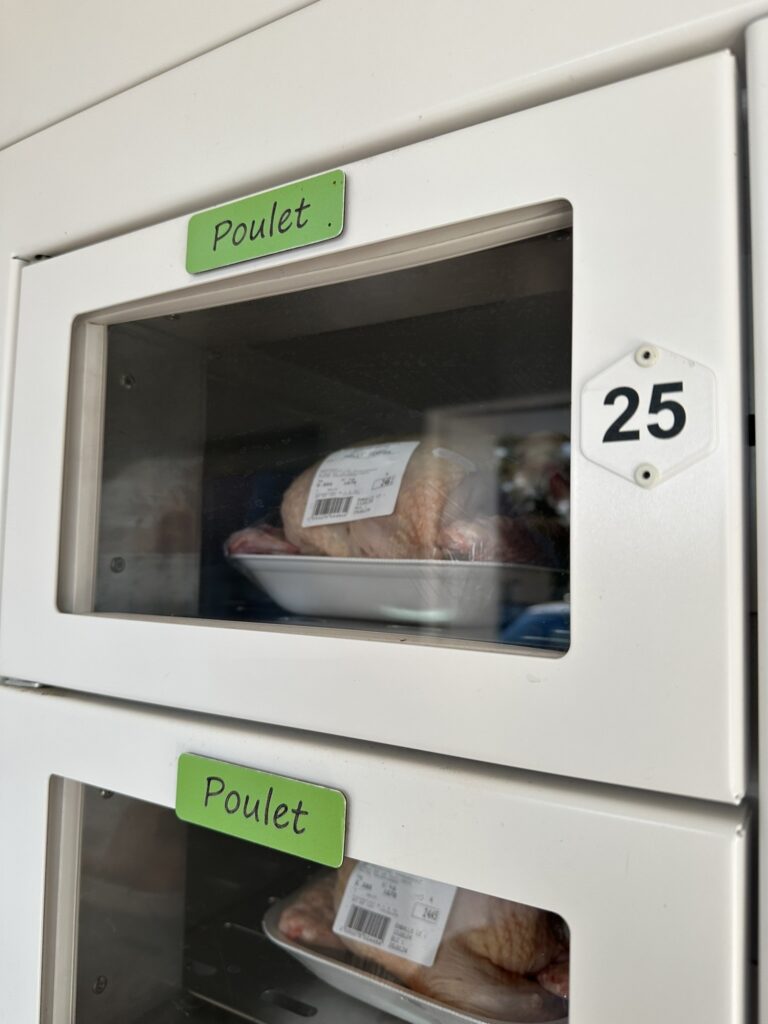 Casier réfrigéré Tooprè contenant un poulet fermier