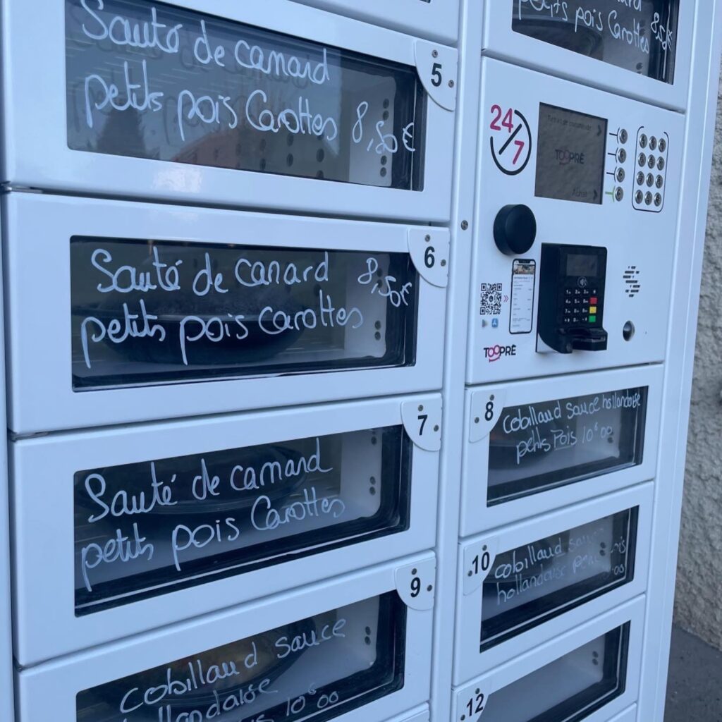 Casiers Tooprè de plats cuisinés à emporter avec ardoises écrites à la main