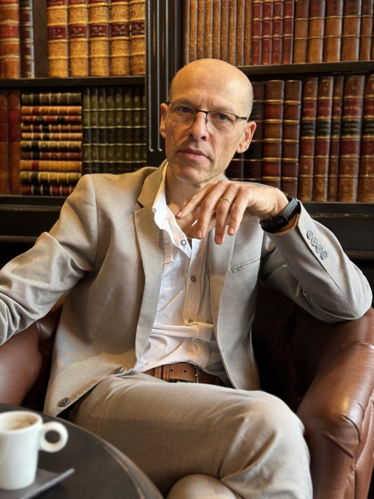 Thierry Gindro, fondateur de Tooprè, sur le plateau du Grand Entretien de B SMART